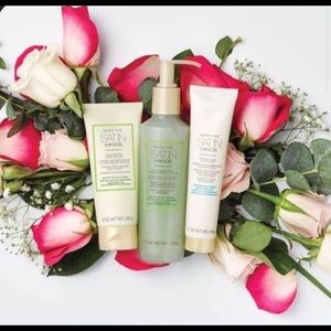 Satin hands. Manos de seda.